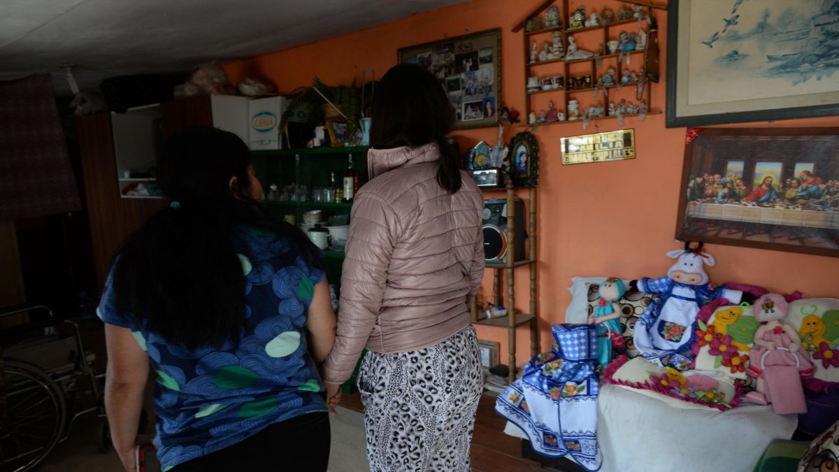 Victoria necesita de los cuidados de su madre a toda hora. Aún necesita terapias físicas y quedan pendientes más operaciones para su recuperación.