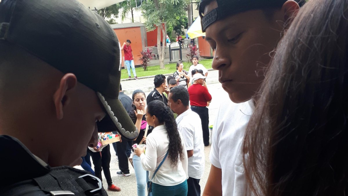 El policía Luis Ronquillo ofrecía de manera gratuita su ayuda a las personas que no sabían dónde debían sufragar.