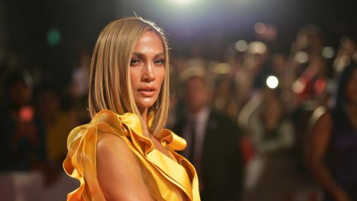 JLo lució un elegante vestido de color amarillo esa noche.