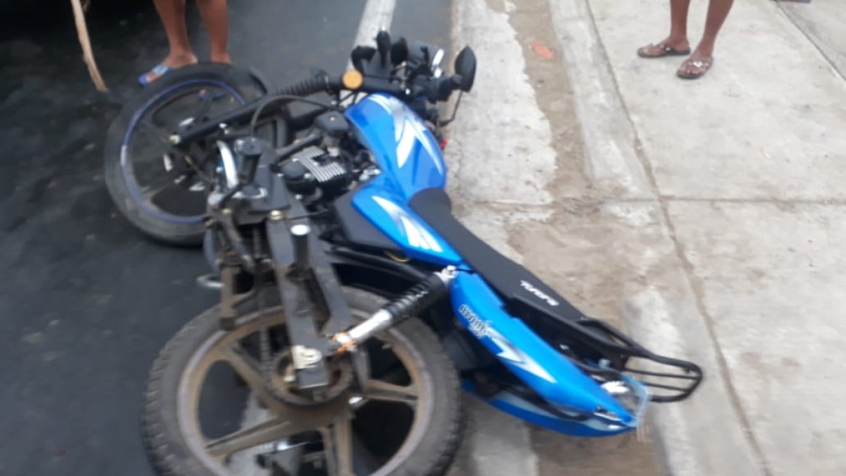 La moto perdió los frenos, provocando que el conductor y pasajera sufran un accidente.