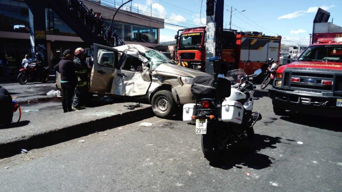 El accidente de tránsito fue provocado por dos vehículos, una camioneta y un bus.