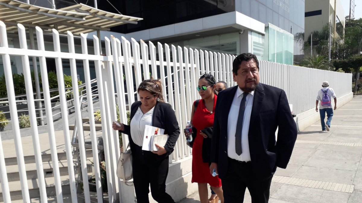 Francisco Romero, abogado de Llerena, en su arribo a la audiencia de formulación de cargos de los detenidos en el caso.