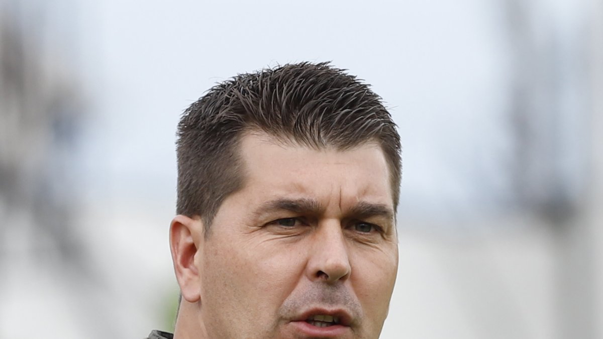 Luego del empate cedido en Ambato ante Técnico Universitario, el español lanzó duras críticas para los colegiados. (Ángelo Chamba / Extra)