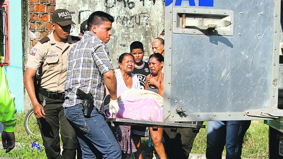 El occiso vivía a varias cuadras del chongo clandestino. En medio del dolor de sus familiares, fue embarcado en el vehículo de Medicina Legal.