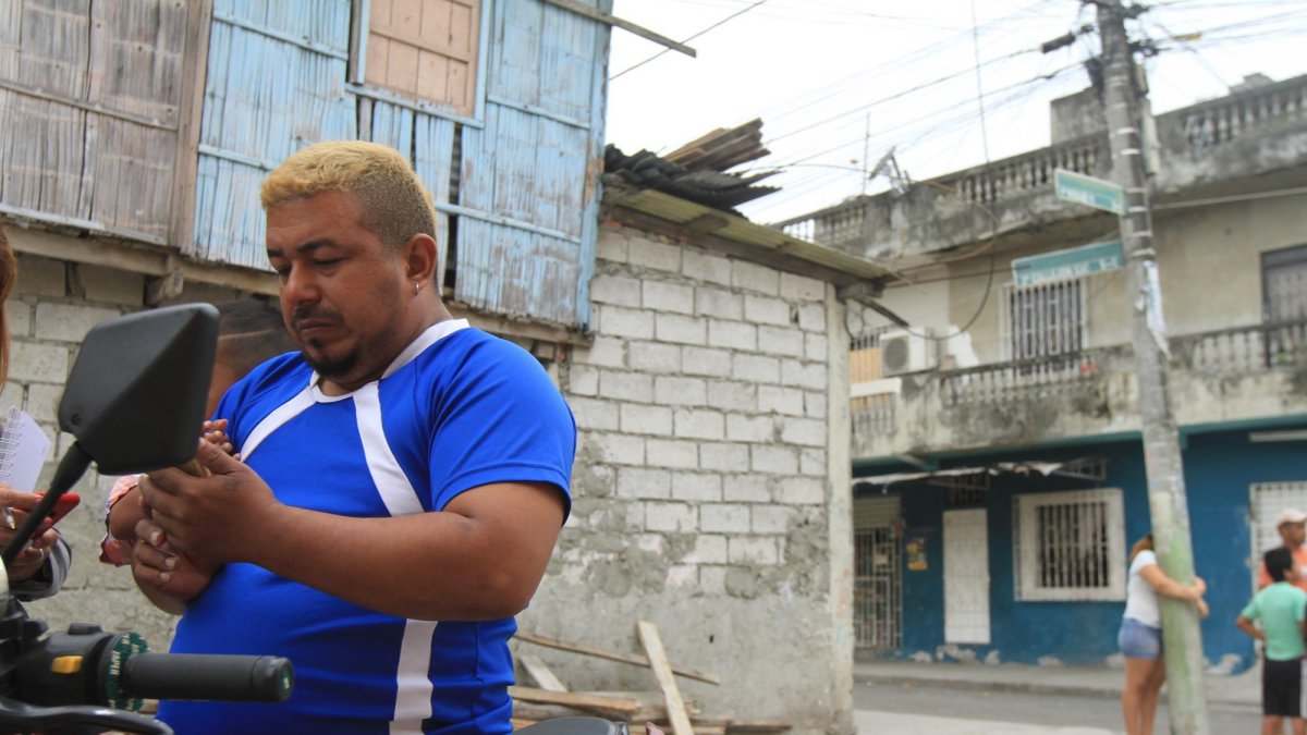 Ronald García contó los momentos de angustia que vive desde que su esposa fue herida.