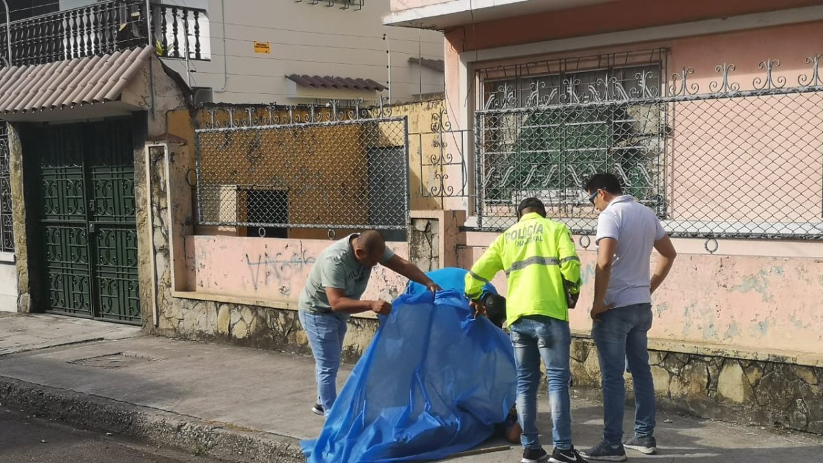 Según Joffre Triviño, habitante del sector, el fallecido habría discutido con otro indigente de la zona en horas de la noche del domingo.
