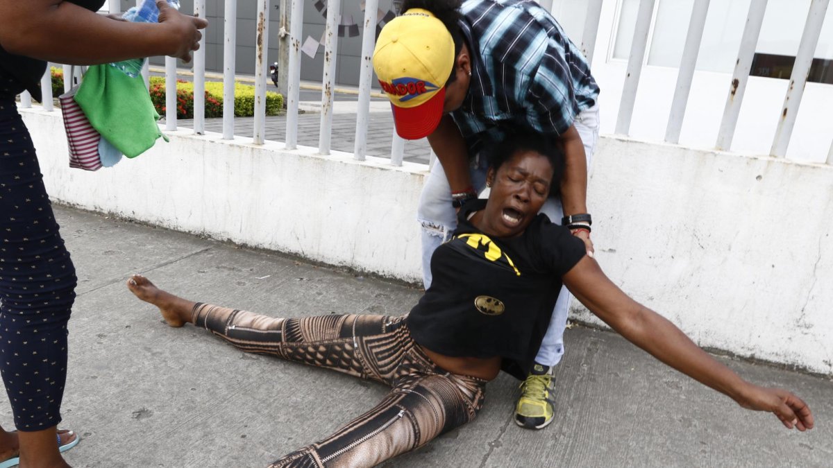 Iludis Vernaza entró en desesperación y estalló en llanto y dolor cuando supo que uno de los cadáveres en la morgue era el de su hijo.