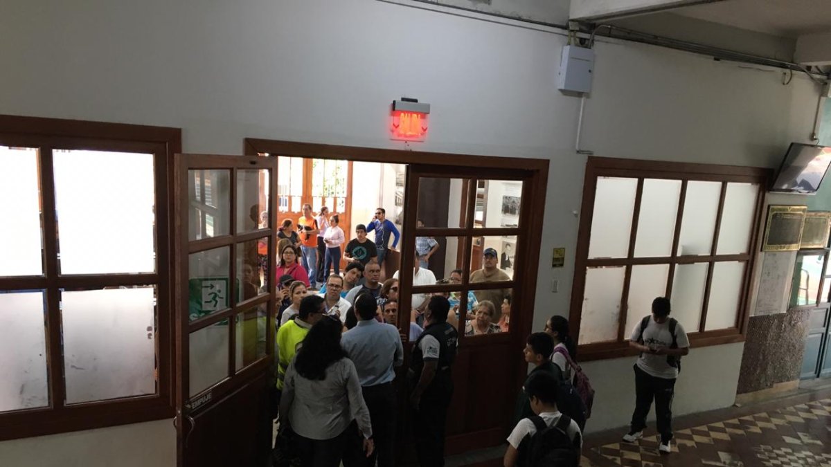 Pese a que las autoridades del plantel autorizaron trabajar con normalidad hasta las 14:00, como establece el horario, las clases no continuaron con normalidad por la masiva presencia de padres de familia.