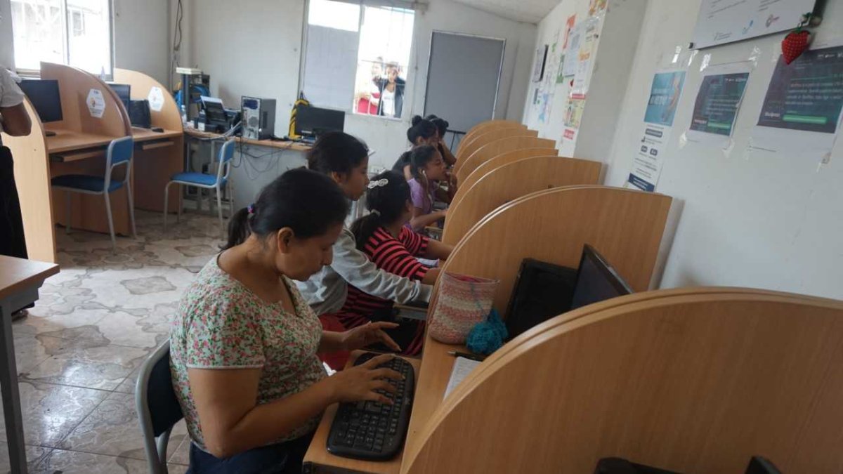 La comunidad se beneficia con las computadoras instaladas en el sitio.