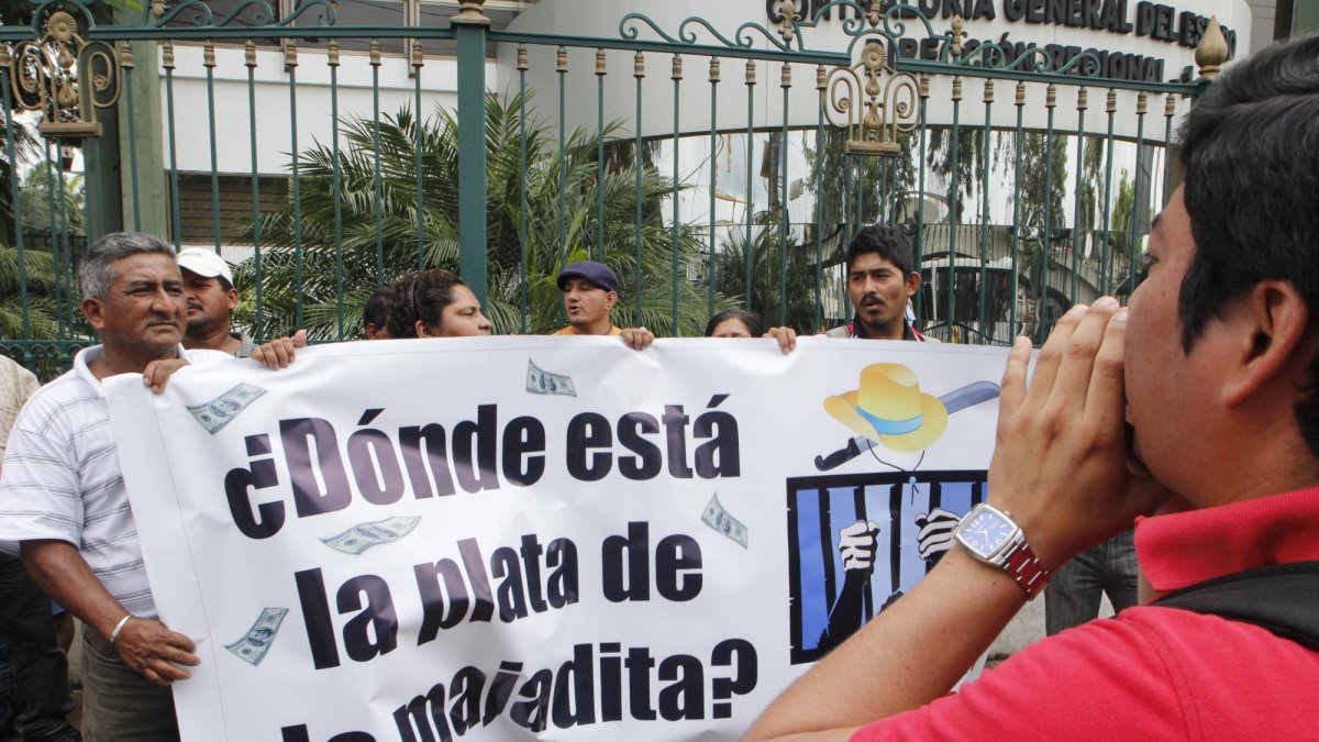 Los afectados han realizado constantes plantones para reclamar por lo que consideran una estafa.