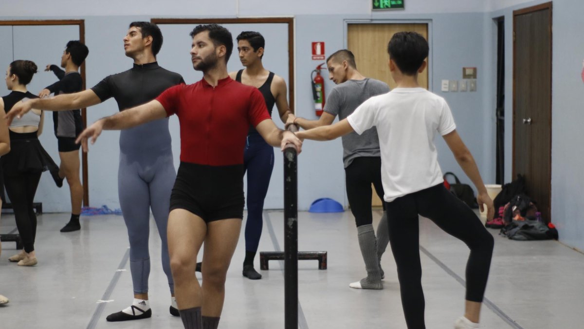 Julio Acosta, Joshua Rengifo y Pedro Cabrera son algunos de los integrantes del cuerpo de ballet del Teatro Centro de Arte.