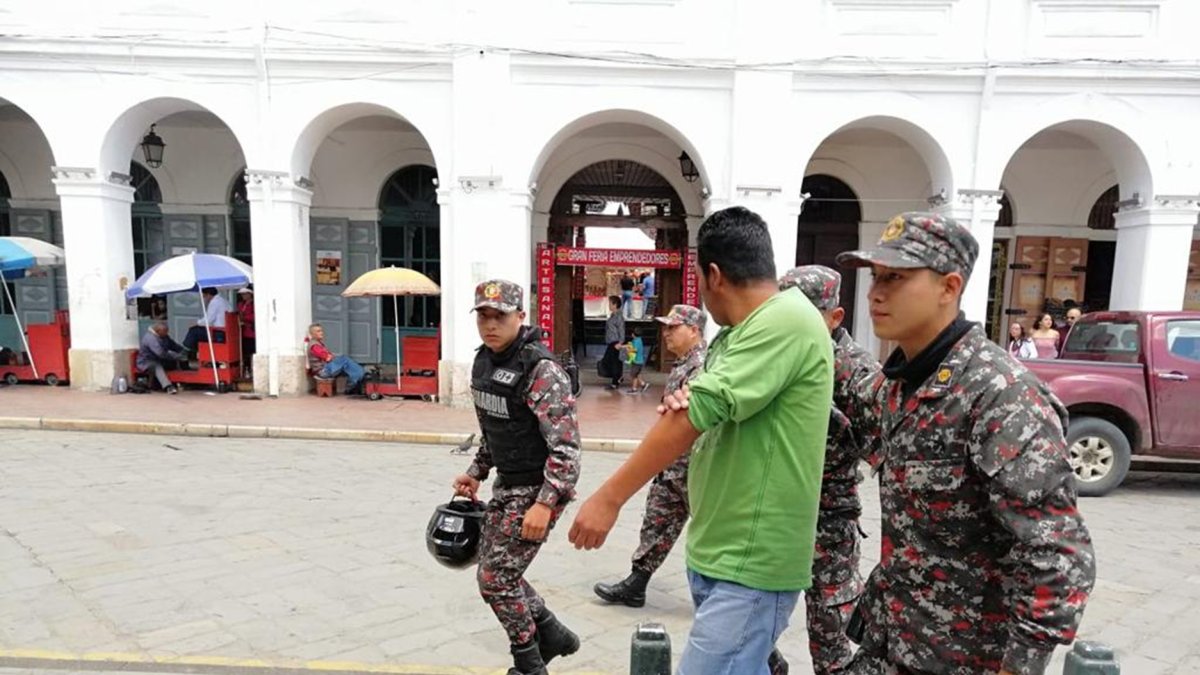 La Policía traslada a uno de los detenidos por andar ‘toqueteando’ a las chicas.