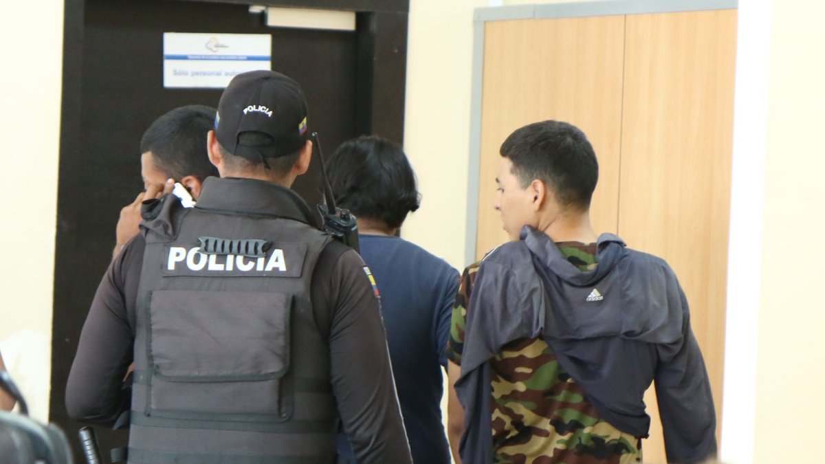 En la unidad judicial, una mujer se acercó a presentar la denuncia contra los capturados. Ella manifestó que ellos le habrían robado el celular, amenazándola con el arma, según dijo Aguilar.