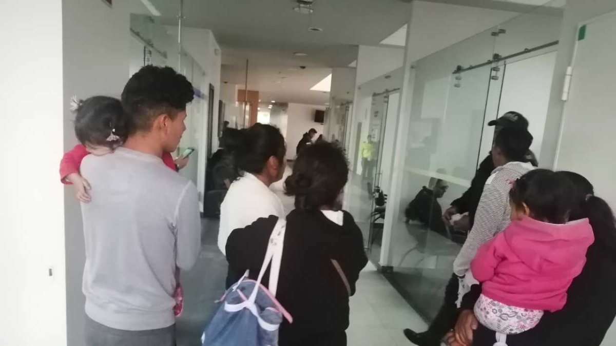 Los familiares tomaron fotografías del sospechoso, cerca del bus donde ocurrieron los hechos. Tiene medidas sustitutivas.