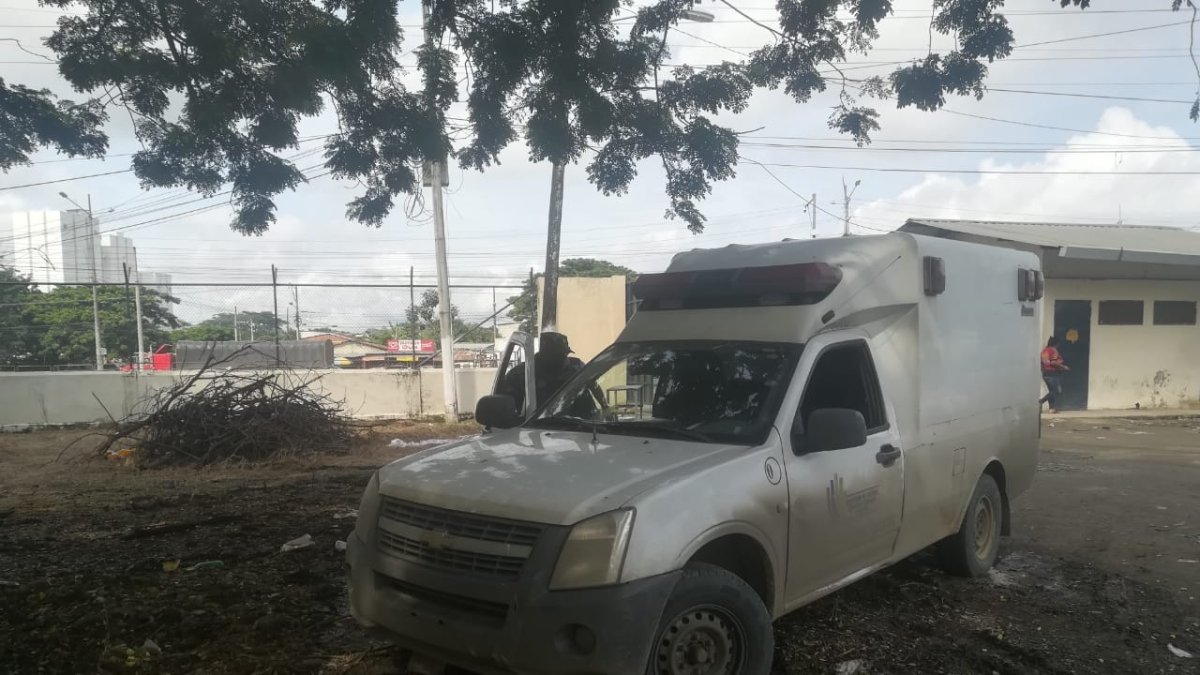 Entre los objetos hallados en la ambulancia estaban 11 celulares y 6 litros de licor.