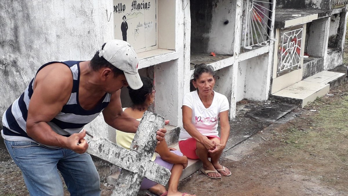 Un familiar explica cómo usaron una cruz que robaron de otra tumba para romper la bóveda que fue profanada.