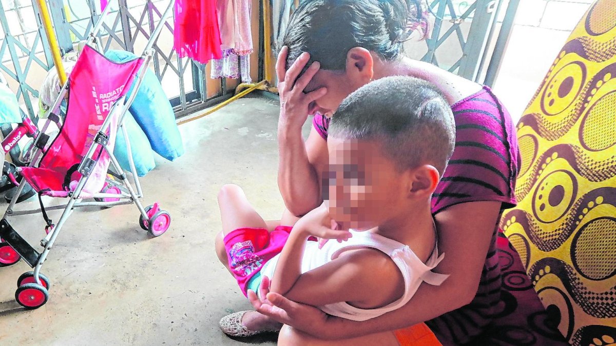 Elvira Vargas, la madre de Jeremías, llora al recordar todas las necesidades de su hijo y su familia.