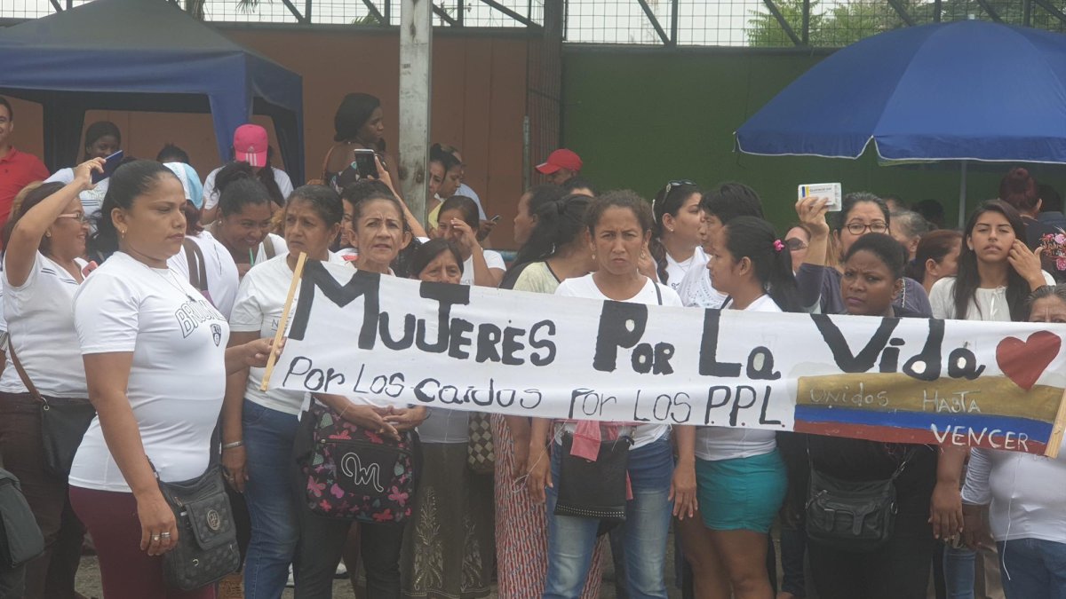 Decenas de mujeres se concentraron en las afueras del recinto penitenciario para realizar su protesta.