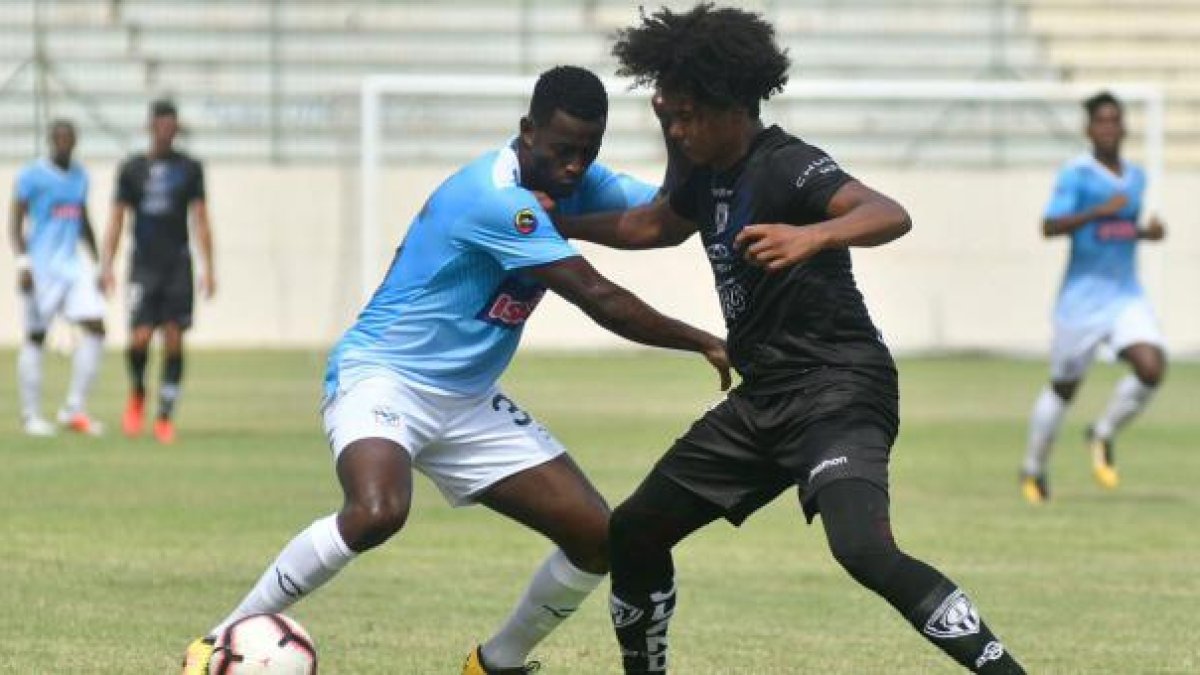 Josué Mauricio Quiñónez (der.), jugador de Independiente Jr., disputa el balón en un partido. Foto: API