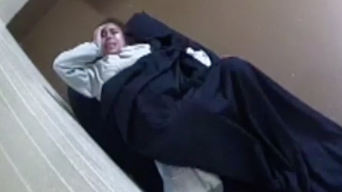 La mujer tuvo que dar a luz sin asistencia médica.