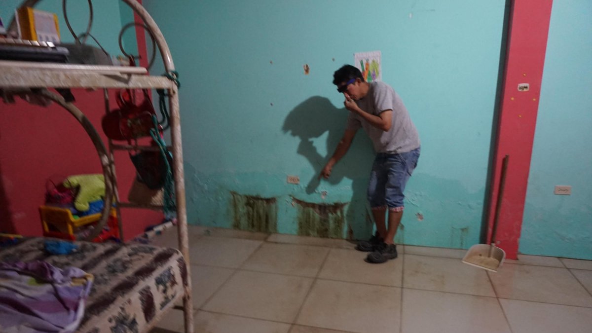 La familia Sornoza Alvarado es una de las más afectadas por la filtración de agua pestilente. Deben recoger a cada rato el líquido que se filtra en uno de sus cuartos.