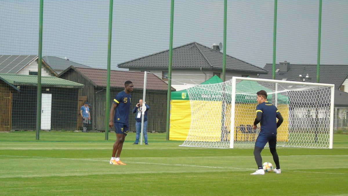 El jugador del Real Valladolid se lastimó en el partido contra Italia. Se recrudeció la lesión que sufrió hace algunos meses y por la cual estuvo en duda su convocatoria a la Copa del Mundo.