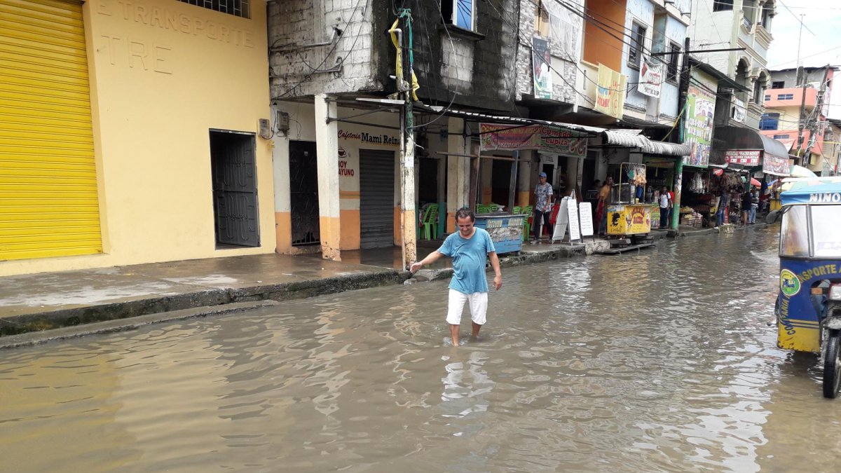 Ángel Pita, comerciante del sector La Bocana, ayudó a otros trabajadores de la zona a sacar el agua de locales comerciales.
