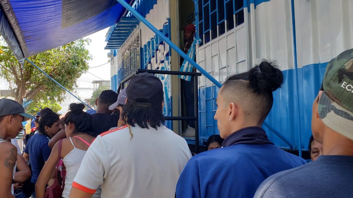 Los pacientes deberán llenar un formulario para la ficha médica.