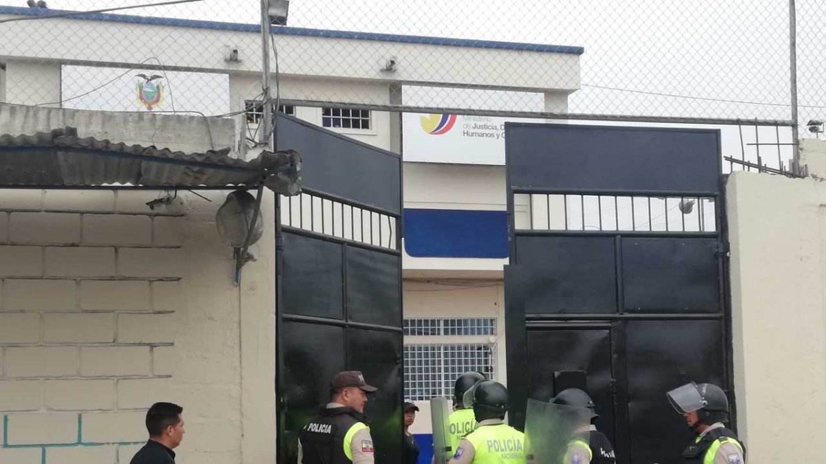 Miembros de la Policía Nacional acudieron al centro carcelario.