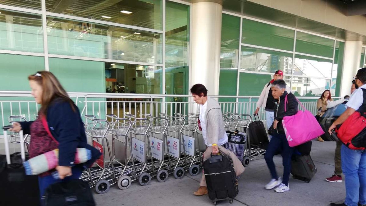 En total, 250 personas salieron en tres vuelos distintos.