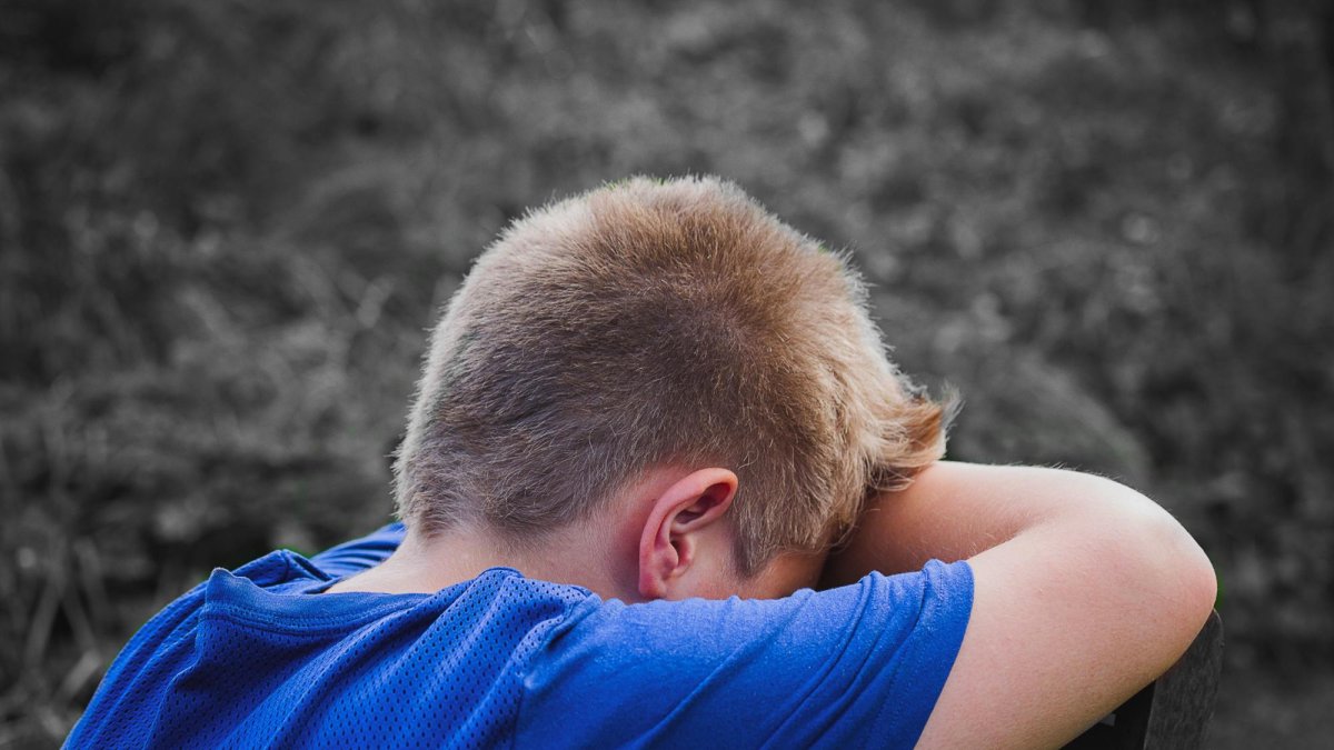 Referencial. El adolescente se mantuvo callado por temor a que agredieran a sus hermanos pequeños.