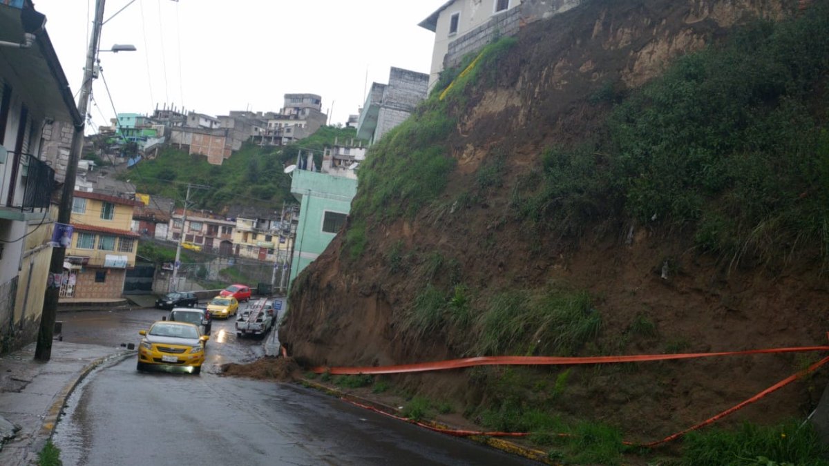 Uno de estos fue la acumulación de agua que se dio en la avenida Mariscal Sucre y Loja, en el Centro Histórico. Fue en el carril por donde circulan los autos desde el norte hacia el sur de la ciudad.