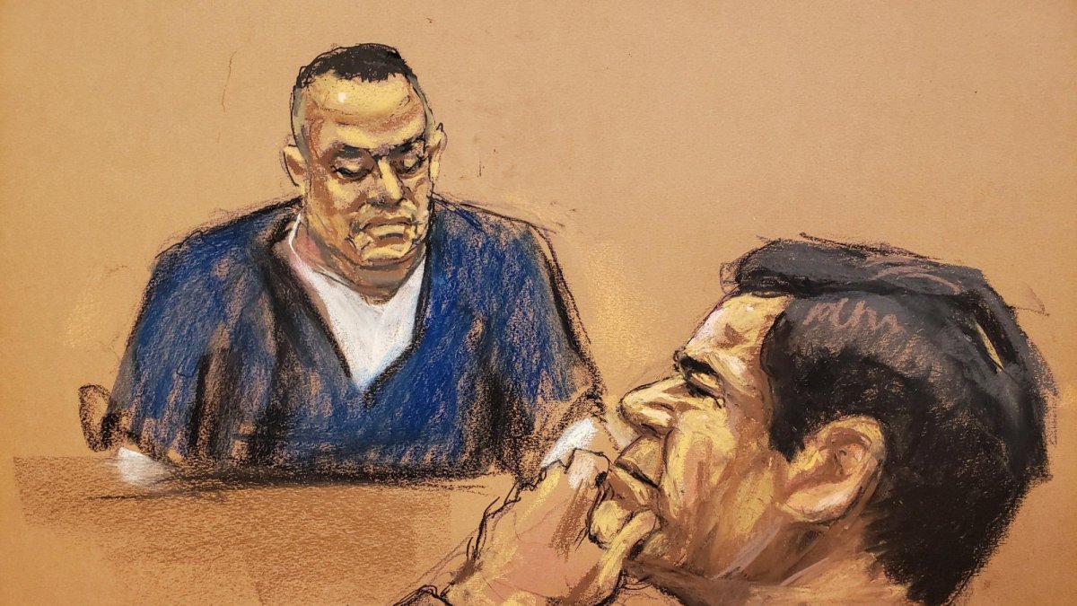 Reproducción fotográfica de un dibujo realizado por la artista Jane Rosenberg donde aparece Isaías Valdez Ríos (i) durante su testimonio frente al narcotraficante Joaquín “El Chapo” Guzmán.
