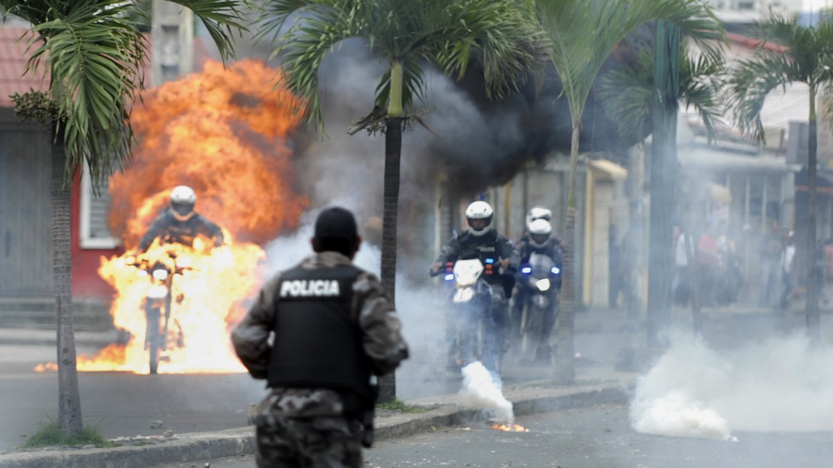 Instante en que la motocicleta y policía Édgar Ponce Loor se incendian. Tenía 22 años.