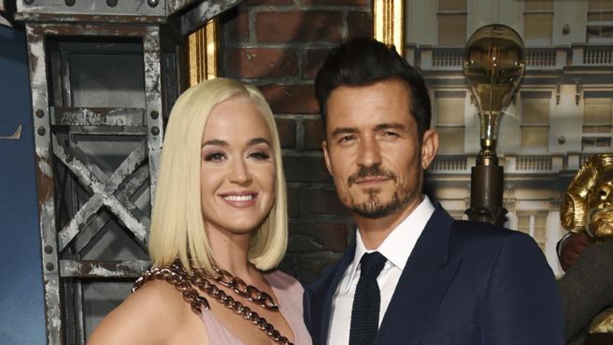 Katy Perry y Orlando Bloom durante un evento en el que se ve a la artista con un bulto en su abdomen.