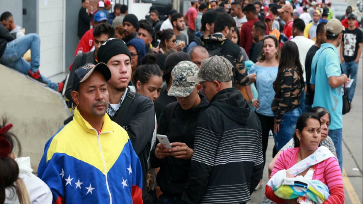 “Desde hoy, y en vista de que el Gobierno venezolano separó a su país de la Comunidad Andina, se requerirá para todos sus nacionales la presentación del pasado judicial apostillado”, informó el vicepresidente, Otto Sonnenholzner.