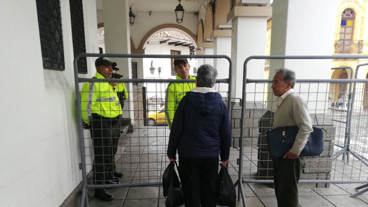 Exigen el pago de sus pensiones en efectivo.