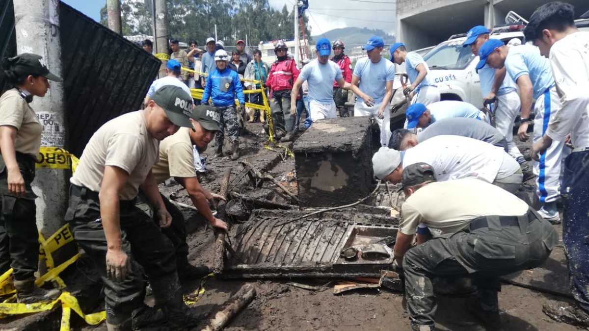 Los trabajos continúan en el Pinar Alto. El viernes un deslizamiento de tierra provocado por las lluvias arrastró autos, afectó viviendas y destruyó calles.