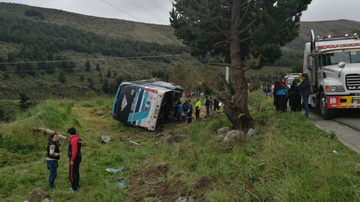 El bus quedó de lado, fuera de la carretera.
