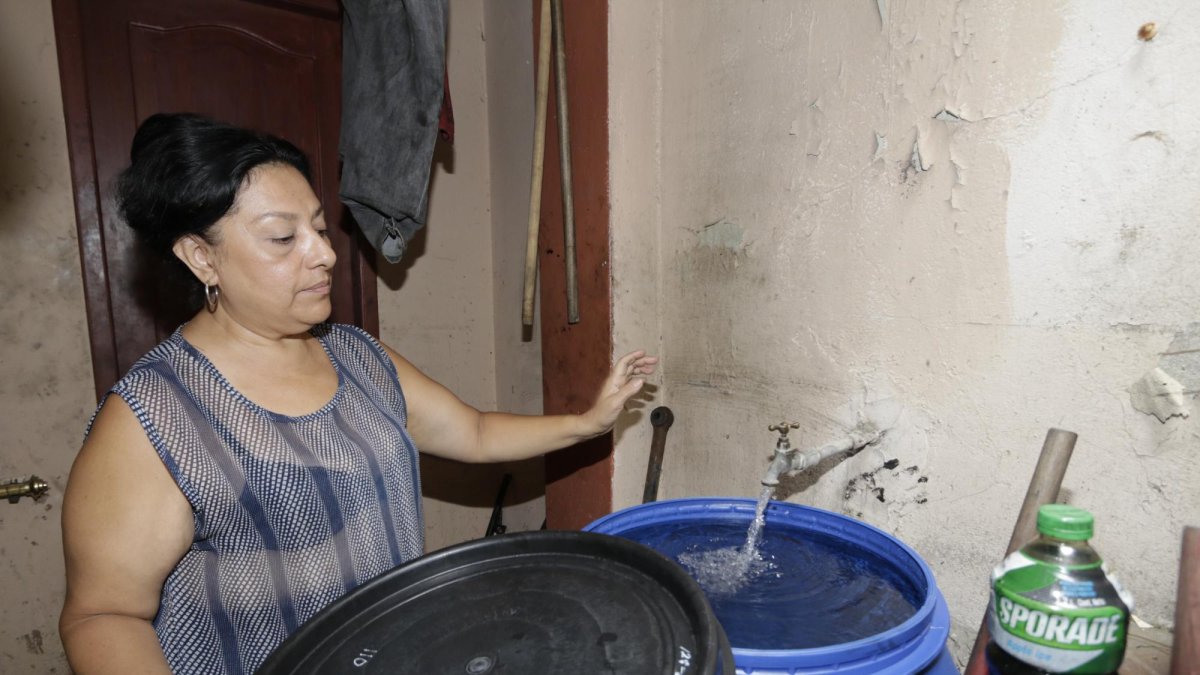 Los habitantes del norte de Guayaquil deben abastecerse con reservas de agua ante el anunciado corte.