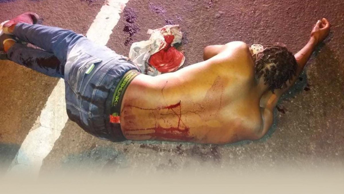 El cuerpo de la víctima fue botado en la acera de la calle.