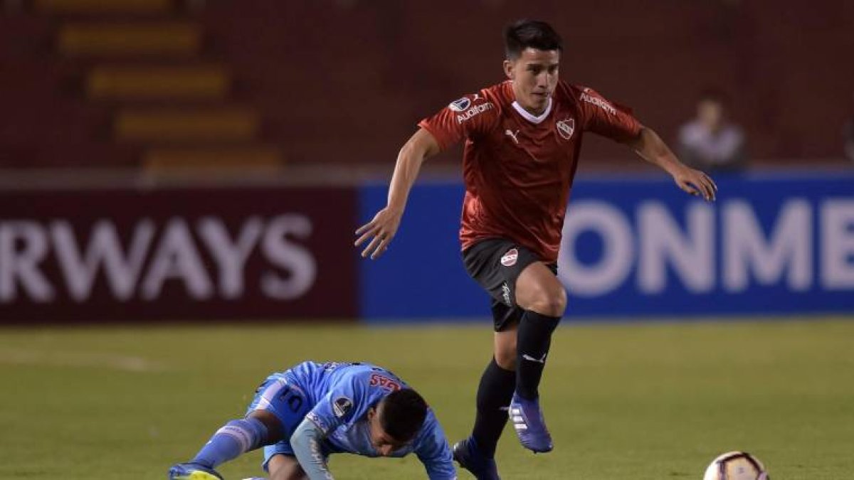 El mediocampista Fernando Gaibor (d), del Independiente de Avellaneda.