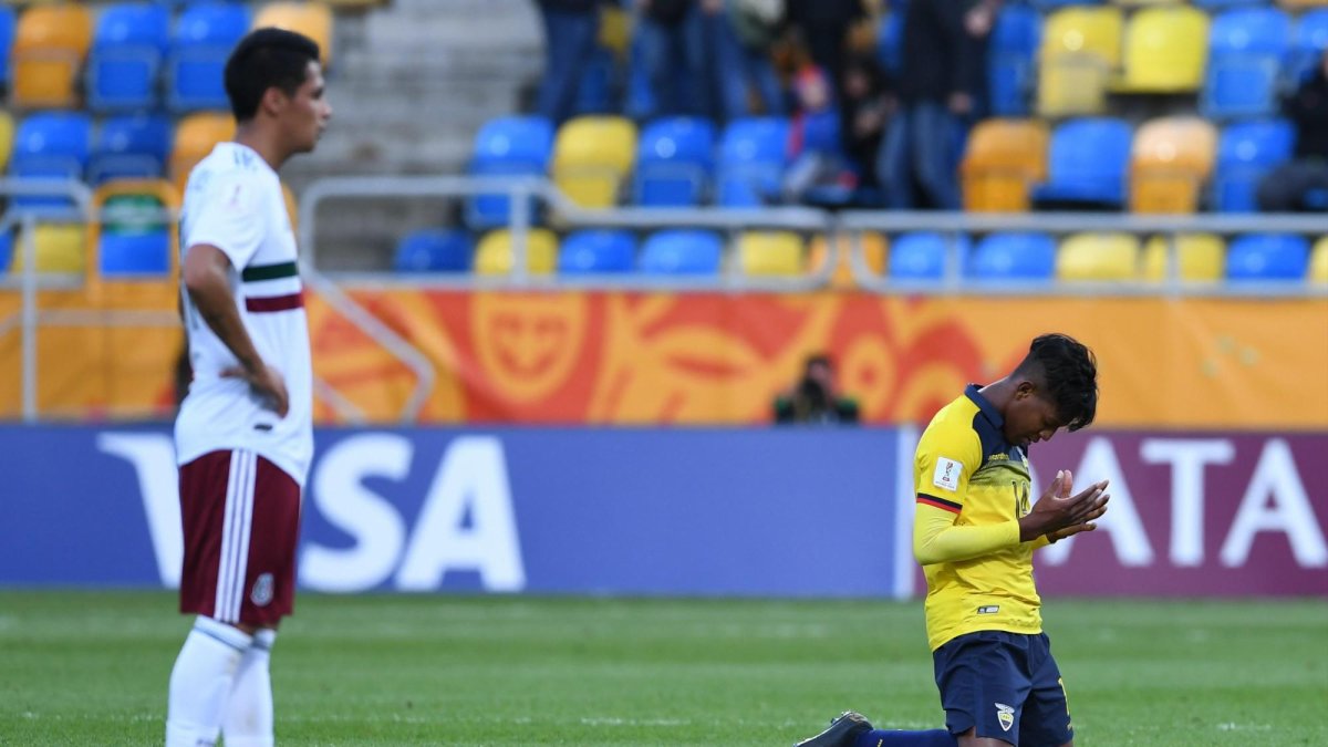 El tricolor Richard Mina (d), luego del triunfo de Ecuador ante México en el Mundial Sub-20.