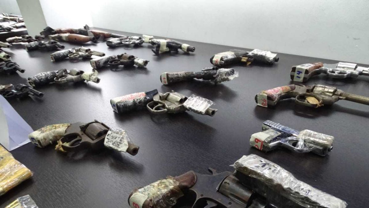 El cargamento está compuesto por pistolas, revólveres, rifles, carabinas, escopetas, subametralladoras, ametralladoras y fusiles.