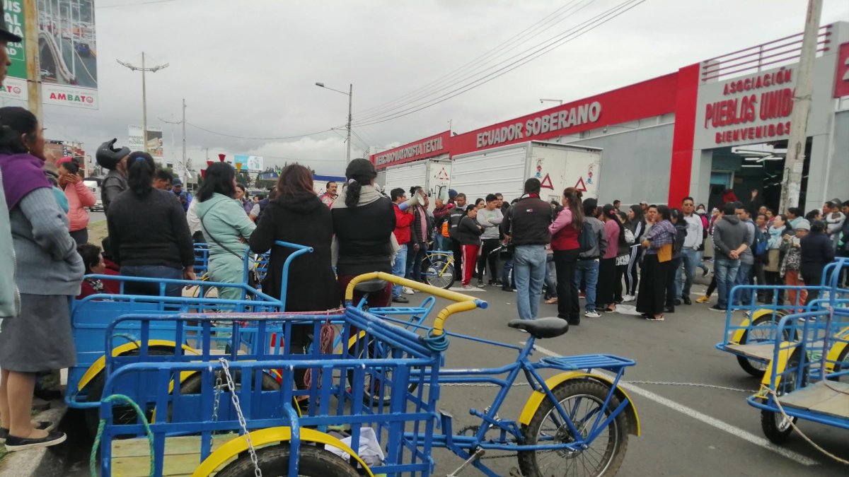 A las 07:00 de este lunes 13 de mayo, los vendedores se unieron y decidieron cerrar por varias horas el acceso al mercado mayorista y en la avenida Bolivariana como exigencia a más seguridad.