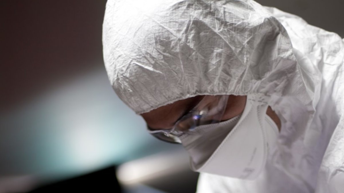 El Dr. Miguel Ángel Moreno usa pinzas para medir diámetros de los huesos e identificar grietas o golpes.