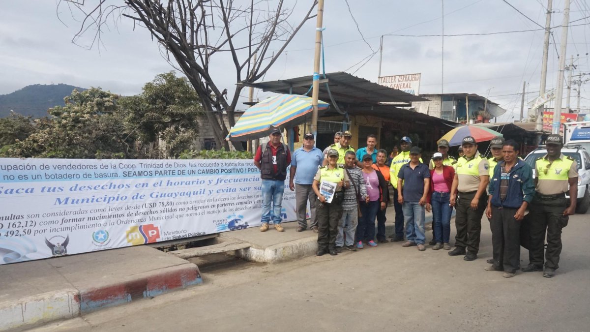 Los comerciantes, comunidad y policías realizan mingas de limpieza.