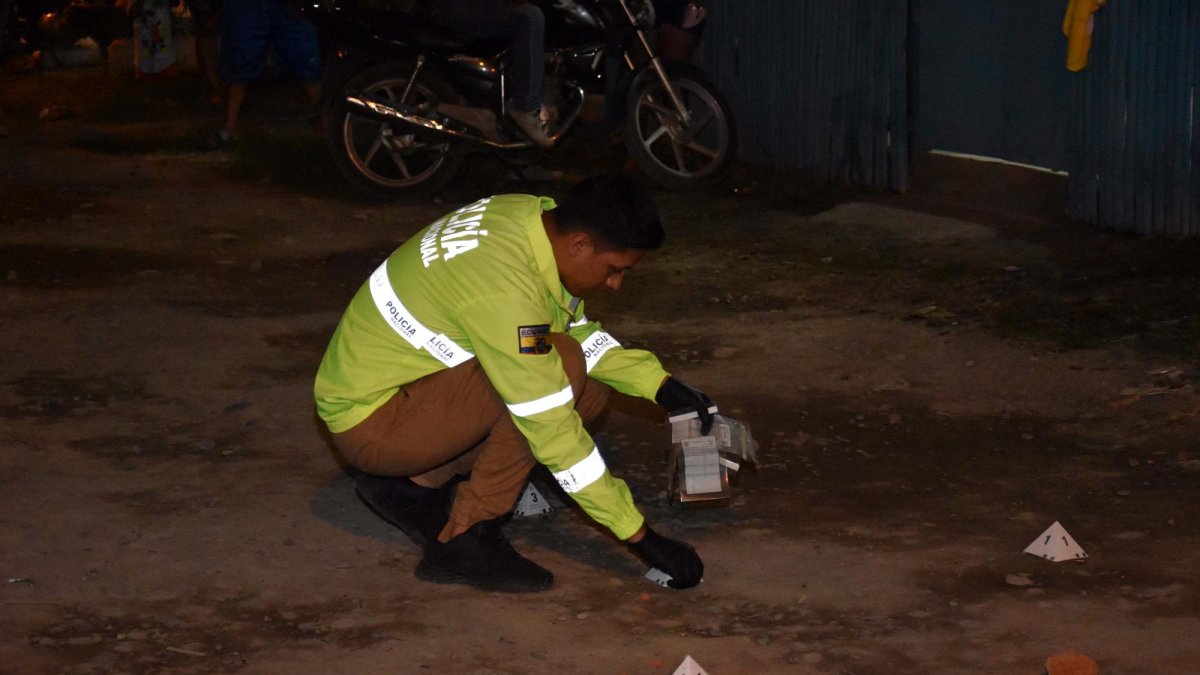 La víctima es una joven de 26 años de edad que fue sorprendida por dos sujetos a bordo de una moto.