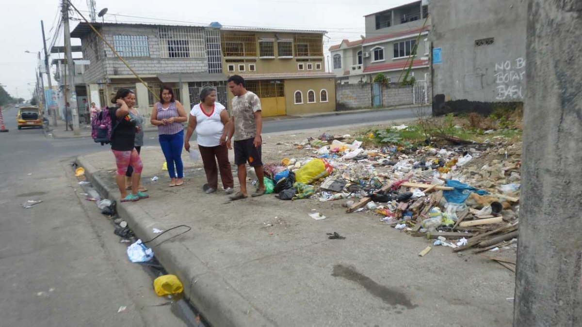 Moradores piden que multen a las personas que arrojan basura en el sector.
