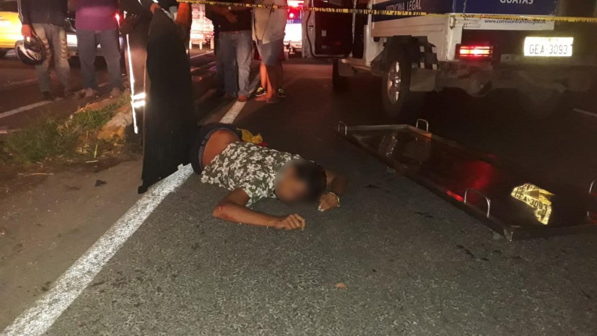 El chico quedó tendido en la vía, mientras que la joven se encuentra gravemente herida